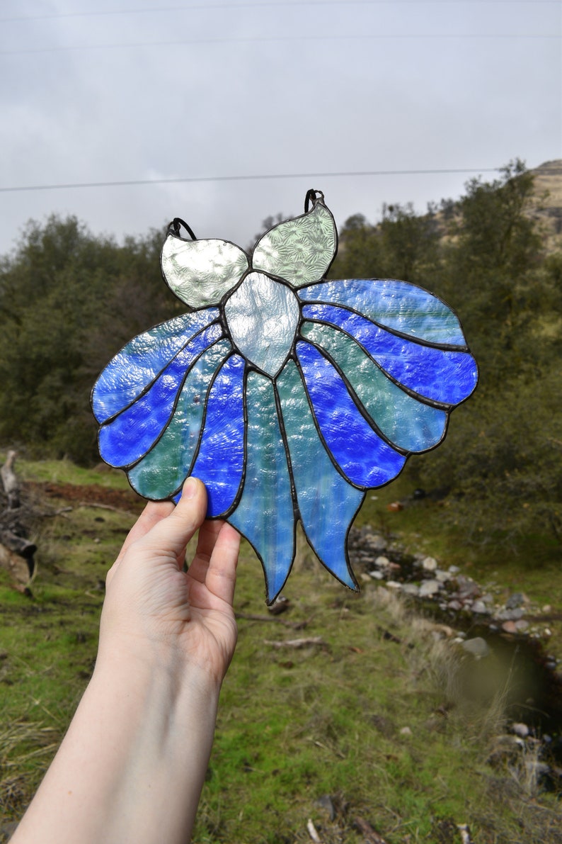 Large Stained Glass Retro Mod Moth Suncatcher in Blue, Green, Periwinkle, and Pink zdjęcie 2