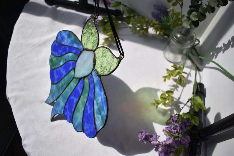 Large Stained Glass Retro Mod Moth Suncatcher in Blue, Green, Periwinkle, and Pink zdjęcie 8