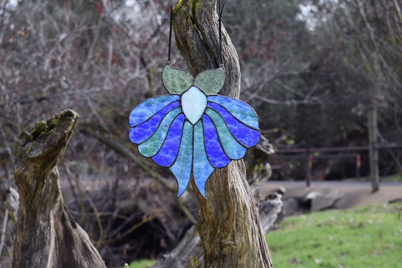 Large Stained Glass Retro Mod Moth Suncatcher in Blue, Green, Periwinkle, and Pink zdjęcie 1