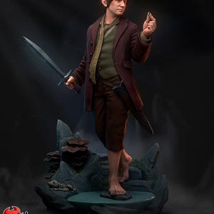 Pode incluir: Uma estatueta detalhada de um personagem de cabelo encaracolado e orelhas pontiagudas, vestindo um casaco bordô, colete oliva e calças castanhas. A figura segura um pequeno anel dourado e uma espada prateada, de pé e descalço sobre uma base rochosa.