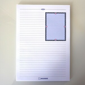 Peut inclure: Une feuille de bloc-notes rectangulaire blanche avec des lignes noires horizontales. En haut se trouve une ligne fine avec un petit ovale. Un encadré rectangulaire avec un fond bleu clair et une bordure sombre à motifs est sur la droite. Le mot BALSAMINE est en bas.