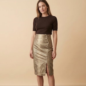 Gonna a tubino in pelle con stampa serpente dorata, vita alta, lunghezza midi con spacco frontale, dettaglio con bottoni, stampa pitone, outfit da ufficio per donna