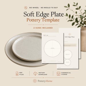 Op de afbeelding: Een Soft Edge Plate aardewerk sjabloon met twee beige keramische borden en twee geprinte gidsen. De tekst luidt: No Wheel, No Mould To Buy, Soft Edge Plate Pottery Template, 2 Sizes Included, PDF Files, Instant Download, Commercial License, PotteryMama.