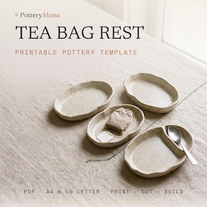 Puede incluir: Tres reposabolsas de té ovalados de cerámica color blanco roto con motas y bordes irregulares. Uno contiene una bolsa de té, otro una cuchara plateada. Texto: PotteryMama TEA BAG REST PRINTABLE POTTERY TEMPLATE PDF A4 & US LETTER PRINT - CUT - BUILD