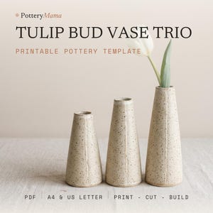 Op de afbeelding: Drie gespikkelde beige keramieken vaasjes van verschillende hoogtes, met een witte tulp in de hoogste vaas. De tekst luidt: PotteryMama TULIP BUD VASE TRIO PRINTABLE POTTERY TEMPLATE PDF A4 & US LETTER PRINT - CUT - BUILD.