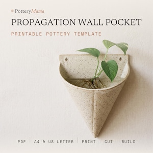 Könnte beinhalten: Eine gesprenkelte, beige Wandtasche aus Keramik in dreieckiger Form, die eine grüne Pflanze mit im Wasser sichtbaren Wurzeln enthält. Der Text lautet: PotteryMama PROPAGATION WALL POCKET PRINTABLE POTTERY TEMPLATE PDF A4 & US LETTER PRINT - CUT - BUILD.