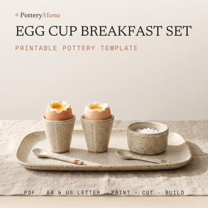 Op de afbeelding: Een ontbijtset van gespikkeld keramiek met een rechthoekig dienblad, twee eierdopjes met zachtgekookte eieren, een klein kommetje met zout en twee lepels. Tekst: PotteryMama EGG CUP BREAKFAST SET PRINTABLE POTTERY TEMPLATE PDF A4 & US LETTER PRINT - CUT - BUILD