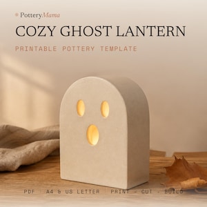 Può includere: Una lanterna fantasma beige ad arco con tre aperture ovali per occhi e bocca, che emette una luce calda. Il testo recita PotteryMama COZY GHOST LANTERN PRINTABLE POTTERY TEMPLATE, PDF, A4 & US LETTER, PRINT - CUT - BUILD.