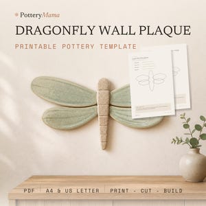 Peut inclure: Un modèle de poterie imprimable pour plaque murale libellule par PotteryMama. L'image montre une libellule de style céramique avec des ailes vert sauge et un corps beige texturé, ainsi que des feuilles d'instructions PDF, A4 et US Letter.