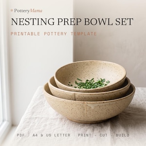 Può includere: Un modello di ceramica stampabile per un set di ciotole impilabili con il testo PotteryMama NESTING PREP BOWL SET PRINTABLE POTTERY TEMPLATE PDF A4 & US LETTER PRINT - CUT - BUILD. Tre ciotole in ceramica beige maculate sono impilate.