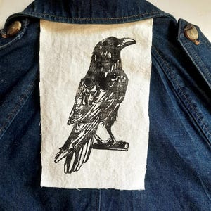 Parche de linograbado de cuervo impreso a mano, estampado de córvido, arte para vestir, parche de cuervo para coser en ropa, estilo Dark Academia, parche de chaqueta de bosque