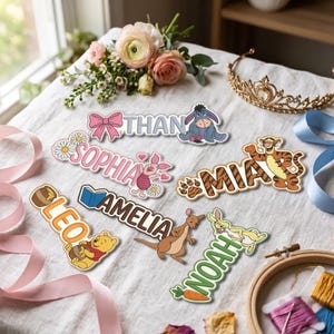 Può includere: Una collezione di etichette con nomi personalizzati raffiguranti i personaggi di Winnie the Pooh, tra cui Ih-Oh, Pimpi, Tigro, Pooh, Ro e Tappo. Le etichette mostrano i nomi THAN, SOPHIA, MIA, LEO, AMELIA e NOAH in caratteri colorati.