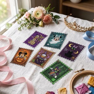 Puede incluir: Seis pegatinas rectangulares estilo sello postal con personajes de Disney en disfraces de Halloween, incluyendo a Mickey Mouse en una calabaza, Minnie Mouse como fantasma, el Pato Donald con un caldero, Pluto, un gato negro y una casa encantada.