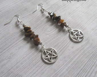 Boucles d'oreilles dorées en oeil de tigre avec pierres précieuses et pentacles en argent. Bijoux cadeaux parfaits pour sorcières