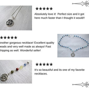 Op de afbeelding: Drie klantbeoordelingen voor een zilveren pentagram-ketting met blauwe edelsteen kralen. De eerste beoordeling luidt: "Ik ben er helemaal weg van! Perfecte maat en het kwam veel sneller aan dan ik dacht!!". De tweede beoordeling luidt: "Nog een prachtige ketting! Uitstekende kwaliteit kralen en zoals altijd zeer goed gemaakt! Snelle verzending ook. Geweldige verkoper!" De derde beoordeling luidt: "Het is zo mooi en het is een van mijn favoriete kettingen."