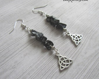 Boucles d'oreilles triquetra flocon de neige et éclats de pierres précieuses, bijou cadeau pour les amateurs de cristal et les wicca