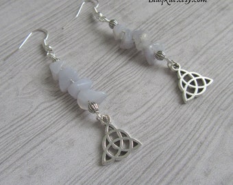 Boucles d'oreilles triquetra en dentelle bleu pâle avec puces de pierres précieuses d'agate, cadeau bijou pour les amateurs de pierres précieuses et les sorcières