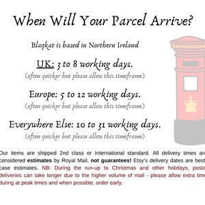 Op de afbeelding: Een roze en witte illustratie van een brievenbus met een kroon erop. De tekst luidt: "When Will Your Parcel Arrive?"  "Blagkat is based in Northern Ireland"  "UK: 3 to 8 working days. (often quicker but please allow this timeframe)"  "Europe: 5 to 12 working days. (often quicker but please allow this timeframe)"  "Everywhere Else: 10 to 31 working days. (often quicker but please allow this timeframe)"  "Our items are shipped 2nd class or International standard. All delivery times are considered estimates by Royal Mail, not guarantees! Etsy's delivery dates are best-case estimates. NB: During the run-up to Christmas and other holidays, postal deliveries can take longer due to the higher volume of mail - please allow extra time during at peak times and when possible, order early."