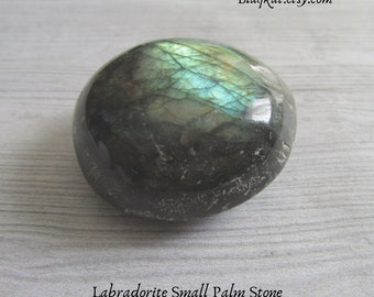 Petite pierre de paume de labradorite lisse, pierre de souci de forme ovale