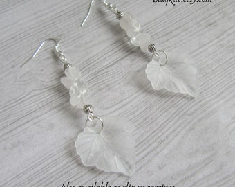 Boucles d'oreilles feuilles blanches d'hiver givrées avec éclats de pierres précieuses de quartz transparent, cadeau parfait pour les amoureux de l'hiver et de la nature