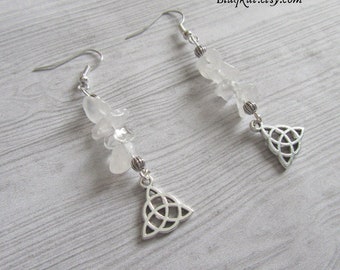 Boucles d'oreilles triquetra en quartz transparent avec éclats de pierres précieuses, cadeau bijou pour les amateurs de cristal et les païens