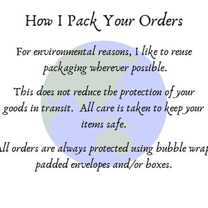 Op de afbeelding: Een tekstafbeelding met een blauwe en groene wereld in het midden. De tekst luidt "How I Pack Your Orders" en legt uit dat de verkoper verpakkingen hergebruikt om milieuvriendelijk te zijn. De verkoper geeft ook aan dat alle bestellingen worden beschermd met bubbelfolie, gevoerde enveloppen en/of dozen.