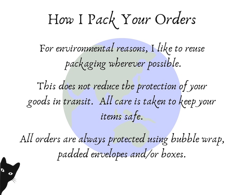 Op de afbeelding: Een tekstafbeelding met een blauwe en groene wereld in het midden. De tekst luidt "How I Pack Your Orders" en legt uit dat de verkoper verpakkingen hergebruikt om milieuvriendelijk te zijn. De verkoper geeft ook aan dat alle bestellingen worden beschermd met bubbelfolie, gevoerde enveloppen en/of dozen.