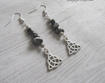 Boucles d'oreilles sorcières en cristal d'hématite et triquetra, cadeau bijou pour les amateurs de pierres précieuses et les wicca