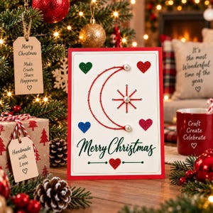 Puede incluir: Una tarjeta de felicitación rectangular con fondo blanco y borde rojo. La tarjeta presenta un diseño de hilo rojo en forma de media luna y estrella con perlas blancas, cuatro corazones brillantes y el texto verde Merry Christmas.