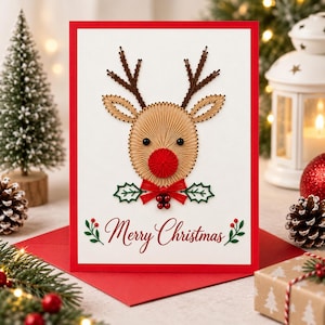 Puede incluir: Una tarjeta de felicitación blanca con borde rojo que presenta un diseño de reno hecho con arte de hilos. El reno tiene astas de hilo color canela, cara color canela, una nariz roja brillante y un lazo rojo con hojas de acebo verdes. El texto Merry Christmas está en rojo.