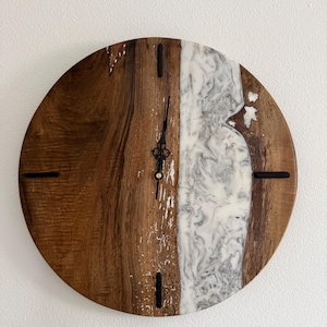Uhr aus Walnussholz und Kunstharz in Marmoroptik