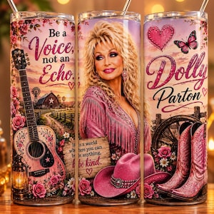 Può includere: Tre bicchieri cilindrici con cannucce in metallo a tema Dolly Parton. Il design include un ritratto di Dolly Parton, un cappello da cowboy rosa, stivali da cowboy rosa, una chitarra, un fienile, fiori, una farfalla e il testo Be a Voice, not an Echo, Dolly Parton, e In a world where you can be anything, be kind.