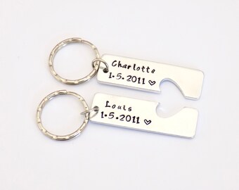 Juego de llaveros de aluminio personalizados para parejas / Regalo de aniversario con nombre y fecha personalizados / Llaveros a juego para parejas (para él y para ella)