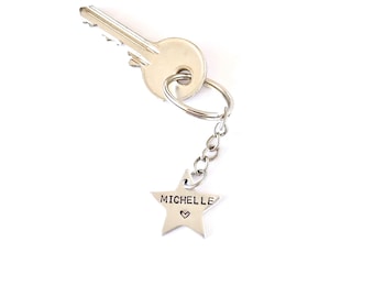 Personalisierter Stern Schlüsselbund, Hand gestempelt Aluminium Name Charme, benutzerdefinierte Bag Tag Zubehör, kleines Andenken Geschenk, Taschenanhänger Reißverschluss