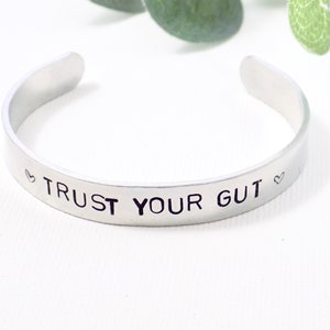 Confíe en su pulsera intestinal, pulsera de puño personalizada, pulsera personalizada, pulsera de cotización, idea de regalo para hermana, pulsera apilable, estampada a mano