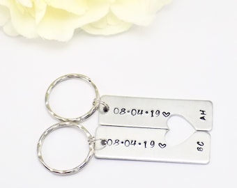 Juego de llaveros personalizados para parejas, llaveros de aluminio para aniversario, regalo a juego para él y para ella, llaveros personalizados con fecha e iniciales para parejas.