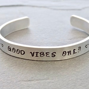 Joyas Good Vibes Only, brazalete, pulsera personalizada, joyería de afirmación, pulsera con mensaje, pulsera personalizada, pulsera estampada a mano