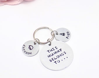 "Personalisierter ""Diese Mumie gehört zu"" handgestempelter Schlüsselbund, Familie, Großmutter, Kindermädchen, benutzerdefinierte Namensscheibe, Geschenk für Mutter, Oma, Nanna, Nan."