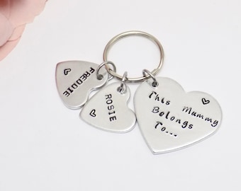 Llavero personalizado para mamá / Llavero de corazón de aluminio grabado a mano con nombres / Regalo para mamá, abuela, niñera / Regalo para el Día de la Madre o cumpleaños
