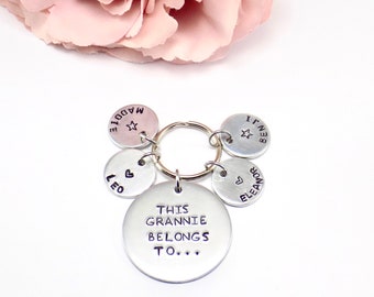 Personalisierte Oma Schlüsselanhänger mit Namen | Hand gestempelt Aluminium Kindermädchen Geschenk | Enkel Namen Keychain | Einzigartiges Geschenk für Oma, Nana