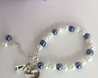 Pulsera personalizada para damita de honor, pulsera de perlas azules y blancas, regalo para damita de honor, pulsera con dije inicial, regalo de joyería para damas de honor