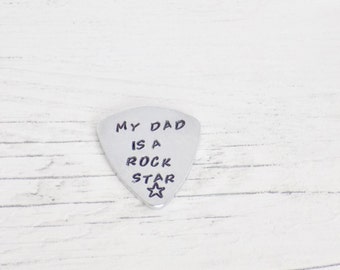 Personalisierte Plektrum für Gitarre | Hand gestempelt Aluminium Plektrum für Papa | Benutzerdefinierte Rock-Star Geschenk für Männer oder Freund | Geschenk von Sohn oder Tochter