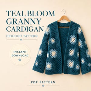 Könnte beinhalten: Eine gehäkelte Strickjacke in Blaugrün mit Granny-Square-Muster und cremefarbenen sowie hellblauen Blütenzentren. Der Text lautet: TEAL BLOOM GRANNY CARDIGAN CROCHET PATTERN, INSTANT DOWNLOAD, PDF PATTERN. Die Strickjacke hängt an einem Holzkleiderbügel.