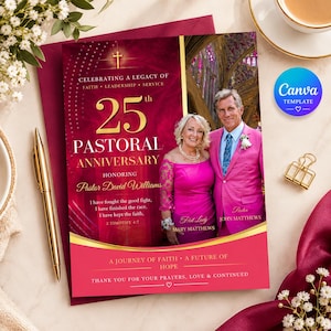 Könnte beinhalten: Eine rechteckige Ankündigungskarte zum 25-jährigen pastoralen Jubiläum mit tiefrotem Hintergrund, goldener Schrift, einem Kreuzsymbol und einem Foto eines Paares. Der Text enthält Celebrating a Legacy of Faith, Leadership, Service und 2 Timothy 4:7.