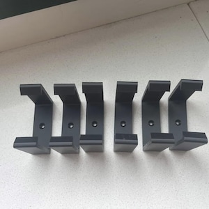 Suporte para régua de tomadas impresso em 3D | 6 peças! | Suporte para extensão com parafuso | Organizador de cabos | Organizador de parede e para debaixo da mesa