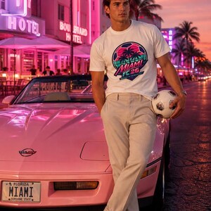 Miami voetbal 2026 neonshirt | Synthwave retro voetbalshirt | Cadeau voor fan Magic City WK | Zomer-streetwear-esthetiek | Bella Canvas