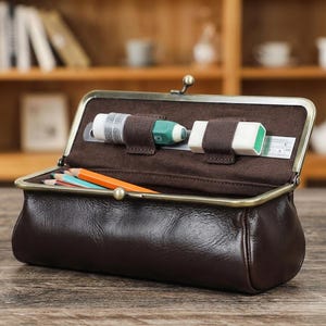 Astuccio in pelle pieno fiore, astuccio per penne vintage con chiusura a scatto, borsa per cancelleria con cornice in bronzo antico, organizer da scrivania, regalo per insegnanti e ufficio.