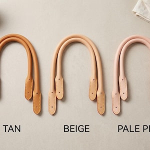 Puede incluir: Tres pares de asas de cuero redondeadas para bolsos en color tostado, beige y rosa p&aacute;lido. Cada asa presenta extremos cosidos con dos orificios preperforados para su fijaci&oacute;n. El texto TAN, BEIGE y PALE PINK aparece bajo cada juego.