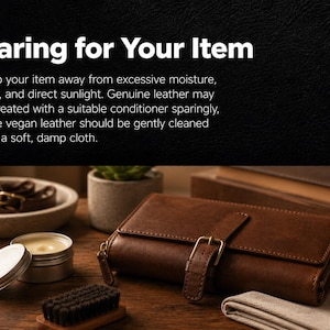 Puede incluir: Una cartera de cuero marr&oacute;n con cierre de hebilla, acompa&ntilde;ada de una peque&ntilde;a lata de acondicionador, un cepillo de limpieza y un pa&ntilde;o. El texto dice: Caring for Your Item. Keep your item away from excessive moisture, heat, and direct sunlight.