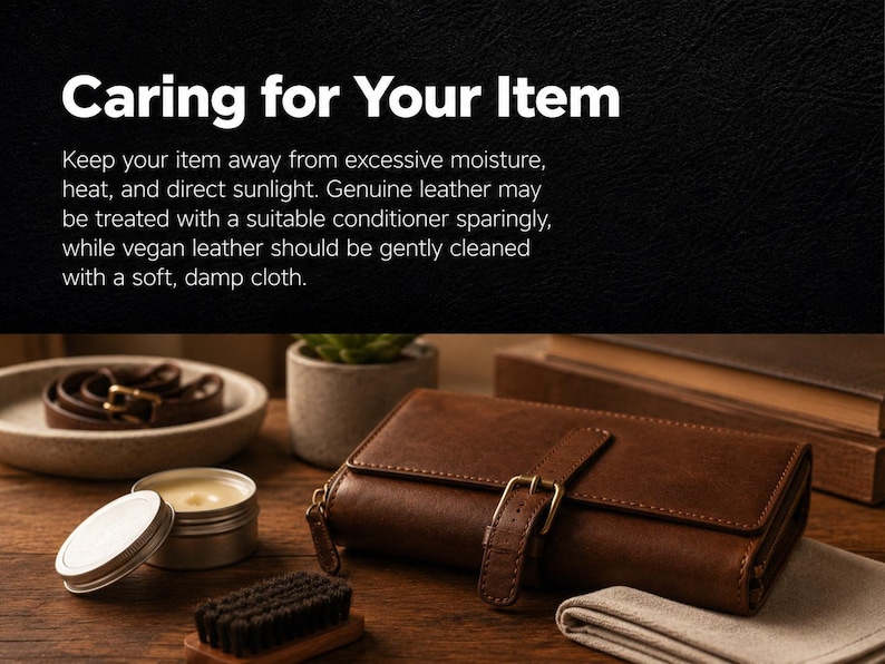 Puede incluir: Una cartera de cuero marr&oacute;n con cierre de hebilla, acompa&ntilde;ada de una peque&ntilde;a lata de acondicionador, un cepillo de limpieza y un pa&ntilde;o. El texto dice: Caring for Your Item. Keep your item away from excessive moisture, heat, and direct sunlight.